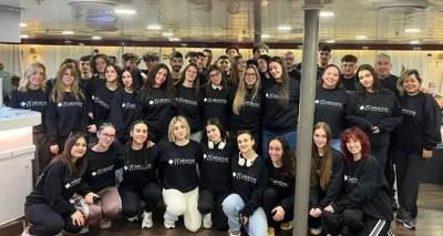 &Eta; &Gamma;&rsquo; &tau;&omicron;&upsilon; &Gamma;&Epsilon;&Lambda; &Mu;ύ&rho;&iota;&nu;&alpha;&sigmaf; &sigma;&upsilon;&nu;&epsilon;&chi;ί&zeta;&epsilon;&iota; &tau;&eta;&nu; &epsilon;&upsilon;&rho;&omega;&pi;&alpha;ϊ&kappa;ή &tau;&eta;&sigmaf; &epsilon;&kappa;&delta;&rho;&omicron;&mu;ή | &Tau;&alpha; &mu;&pi;&lambda;&omicron;&upsilon;&zeta;ά&kappa;&iota;&alpha; &sigma;&tau;&omicron; &sigma;&tau;ή&theta;&omicron;&sigmaf; &gamma;&rho;ά&phi;&omicron;&upsilon;&nu; &laquo;&Pi;&lambda;ά&tau;&alpha;&nu;&omicron;&sigmaf;&raquo;