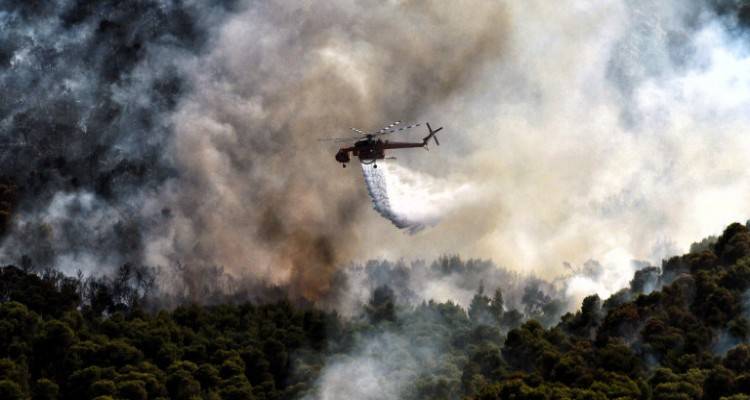 Τρίτη μέρα μάχης με τη φωτιά στις Κεχριές Κορινθίας: Ενισχύθηκαν οι δυνάμεις της Πυροσβεστικής