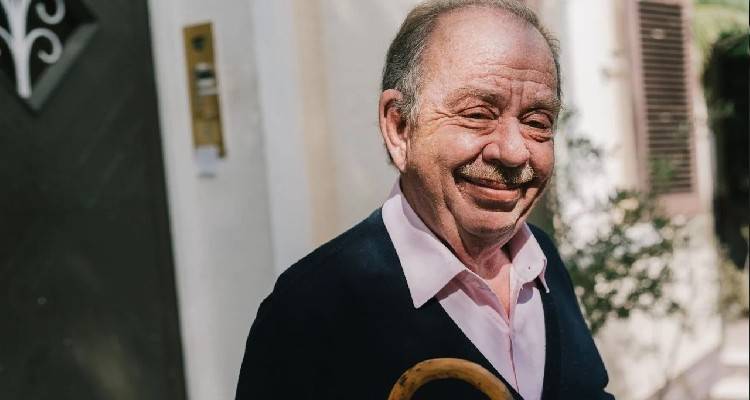 O &Eta;&lambda;ί&alpha;&sigmaf; &Mu;&alpha;&mu;&alpha;&lambda;ά&kappa;&eta;&sigmaf; &sigma;&tau;&eta;&nu; &Lambda;ή&mu;&nu;&omicron; &kappa;&alpha;&iota; &sigma;&tau;&omicron;&nu; FM 100: "&Eta; &Lambda;ή&mu;&nu;&omicron;&sigmaf; έ&chi;&epsilon;&iota; έ&nu;&alpha;&nu; &pi;&lambda;&omicron;ύ&tau;&omicron; &pi;&rho;&omicron;ϊό&nu;&tau;&omega;&nu;"