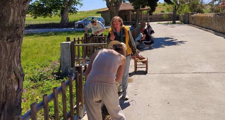 &Sigma;&tau;&alpha; &Lambda;ύ&chi;&nu;&alpha; &ldquo;&sigma;ή&kappa;&omega;&sigma;&alpha;&nu;&rdquo; &mu;&alpha;&nu;ί&kappa;&iota;&alpha; &kappa;&alpha;&iota; &phi;&rho;ό&nu;&tau;&iota;&sigma;&alpha;&nu; &delta;&eta;&mu;ό&sigma;&iota;&omicron;&upsilon;&sigmaf; &chi;ώ&rho;&omicron;&upsilon;&sigmaf;