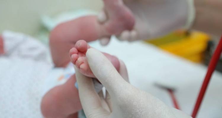 &Pi;ά&tau;&rho;&alpha;: &Sigma;&tau;&omicron; &nu;&omicron;&sigma;&omicron;&kappa;&omicron;&mu;&epsilon;ί&omicron; &beta;&rho;έ&phi;&omicron;&sigmaf; &mu;&epsilon; &kappa;&alpha;&tau;ά&gamma;&mu;&alpha;&tau;&alpha; &kappa;&alpha;&iota; &epsilon;&gamma;&kappa;&alpha;ύ&mu;&alpha;&tau;&alpha; -Έ&rho;&epsilon;&upsilon;&nu;&alpha; &gamma;&iota;&alpha; &kappa;&alpha;&kappa;&omicron;&pi;&omicron;ί&eta;&sigma;&eta;