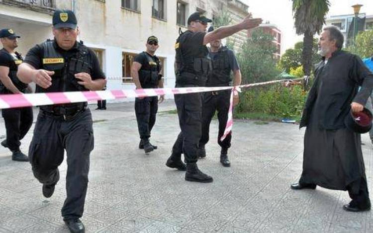 &Alpha;&lambda;&beta;&alpha;&nu;&omicron;ί &epsilon;&mu;&pi;ό&delta;&iota;&sigma;&alpha;&nu; &xi;&alpha;&nu;ά &tau;&eta; &Lambda;&epsilon;&iota;&tau;&omicron;&upsilon;&rho;&gamma;ί&alpha; &sigma;&tau;&omicron; &nu;&alpha;ό &tau;&eta;&sigmaf; &Pi;&rho;&epsilon;&mu;&epsilon;&tau;ή&sigmaf;