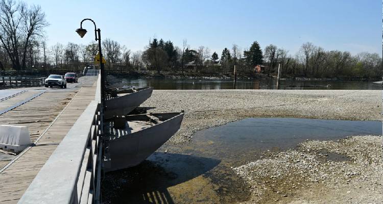 &Sigma;&upsilon;&nu;&alpha;&gamma;&epsilon;&rho;&mu;ό&sigmaf; &sigma;&tau;&eta;&nu; &Iota;&tau;&alpha;&lambda;ί&alpha;: &Alpha;&pi;&epsilon;&iota;&lambda;&epsilon;ί&tau;&alpha;&iota; &mu;&epsilon; &lambda;&epsilon;&iota;&psi;&upsilon;&delta;&rho;ί&alpha; &kappa;&alpha;&iota; &lambda;&alpha;&mu;&beta;ά&nu;&omicron;&upsilon;&nu; έ&kappa;&tau;&alpha;&kappa;&tau;&alpha; &mu;έ&tau;&rho;&alpha;