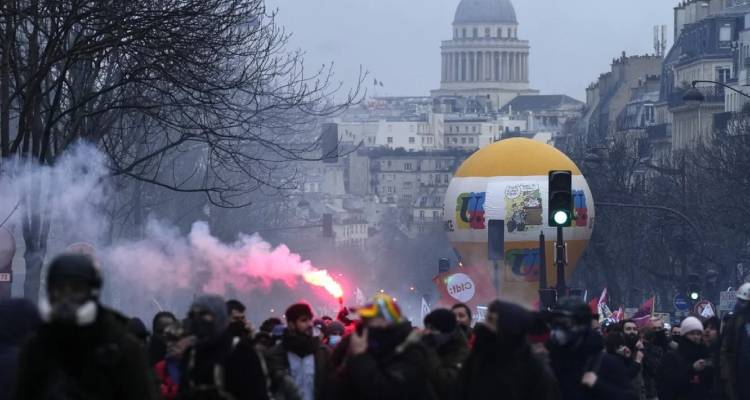 Γαλλία: «Ναι» της Γερουσίας στην αμφιλεγόμενη μεταρρύθμιση του συνταξιοδοτικού | Συνεχίζονται οι κινητοποιήσεις