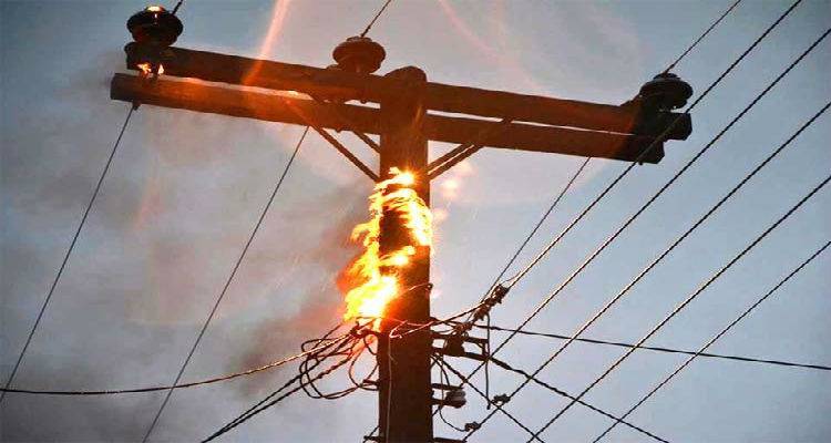 Φωτιά τα ξημερώματα στις Σαρδές από βραχυκύκλωμα σε κολώνα της ΔΕΗ