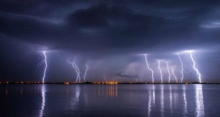 &Omicron;&iota; &kappa;&epsilon;&rho;&alpha;&upsilon;&nu;&omicron;ί ά&phi;&eta;&sigma;&alpha;&nu; &alpha;&pi;ό &epsilon;&chi;&theta;έ&sigmaf; &tau;&omicron; &nu;ό&tau;&iota;&omicron; &tau;&mu;ή&mu;&alpha; &tau;&eta;&sigmaf; &Sigma;&alpha;&mu;&omicron;&theta;&rho;ά&kappa;&eta;&sigmaf; &chi;&omega;&rho;ί&sigmaf; &rho;&epsilon;ύ&mu;&alpha;