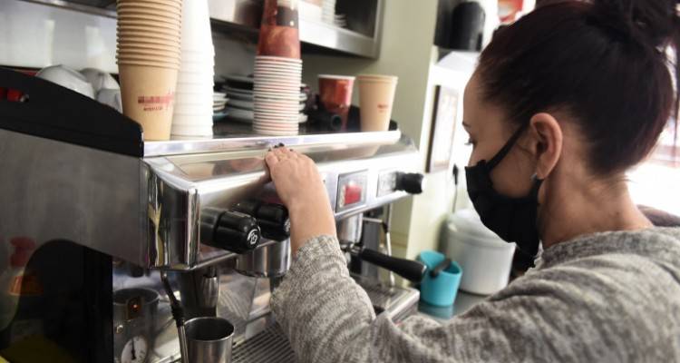 Νέα μέτρα: Τι αλλάζει από σήμερα στο take away | Πρόστιμα για παραμονή στους χώρους του καταστήματος, τι ισχύει