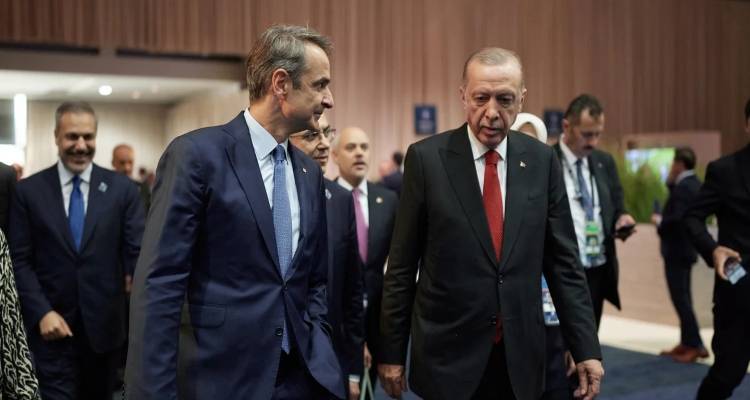 &Epsilon;&lambda;&lambda;&eta;&nu;&omicron;&tau;&omicron;&upsilon;&rho;&kappa;&iota;&kappa;ά: &Gamma;&iota;&alpha;&tau;ί &chi;&alpha;&mu;&eta;&lambda;ώ&nu;&epsilon;&iota; &tau;&omicron;&upsilon;&sigmaf; &tau;ό&nu;&omicron;&upsilon;&sigmaf; &omicron; &Epsilon;&rho;&nu;&tau;&omicron;&gamma;ά&nu; | &Pi;ώ&sigmaf; &delta;&iota;&alpha;&beta;ά&zeta;&epsilon;&iota; &eta; &Alpha;&theta;ή&nu;&alpha; &tau;&eta; &laquo;&sigma;&tau;&rho;&omicron;&phi;ή&raquo; &tau;&eta;&sigmaf; &Nu;έ&alpha;&sigmaf; &Upsilon;ό&rho;&kappa;&eta;&sigmaf;