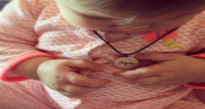 &Mu;&epsilon;... &tau;&eta; &Lambda;ή&mu;&nu;&omicron; &sigma;&tau;&omicron; &lambda;&alpha;&iota;&mu;ό &phi;&omega;&tau;&omicron;&gamma;&rho;&alpha;&phi;ί&zeta;&epsilon;&tau;&alpha;&iota; &eta; &delta;&epsilon;&sigma;&pi;&omicron;&iota;&nu;ί&delta;&alpha; &Beta;&alpha;&rho;&delta;ή