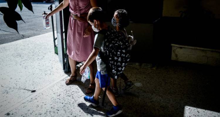 Σχολεία: Πώς θα διορθωθεί το λάθος με τις μάσκες | Σταμάτησε η παραγωγή τους