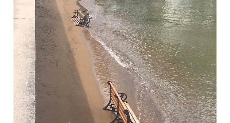 Η ανοησία δεν έχει όρια | Μετέφεραν παγκάκια του Ρωμέικου στη θάλασσα