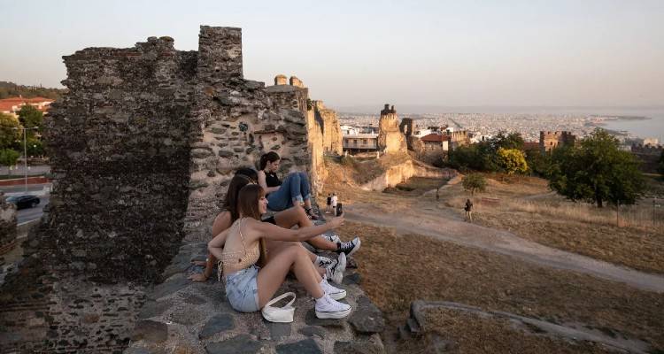 Από σήμερα τα δωρεάν 50GB στους εφήβους, στεγαστικό επίδομα και στους σπουδαστές ΙΕΚ, όλες οι λεπτομέρειες