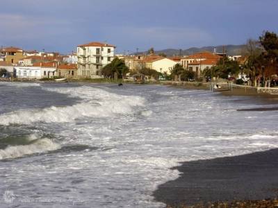 &Mu;&epsilon; &kappa;&alpha;&theta;&alpha;&rho;&iota;&sigma;&mu;ό &pi;&alpha;&rho;&alpha;&lambda;ί&alpha;&sigmaf; &xi;&epsilon;&kappa;&iota;&nu;ά&epsilon;&iota; &tau;&iota;&sigmaf; &delta;&rho;ά&sigma;&epsilon;&iota;&sigmaf; &tau;&eta;&sigmaf; &laquo;&Eta; &Lambda;ή&mu;&nu;&omicron;&sigmaf; &delta;&iota;&epsilon;&kappa;&delta;&iota;&kappa;&epsilon;ί&raquo;