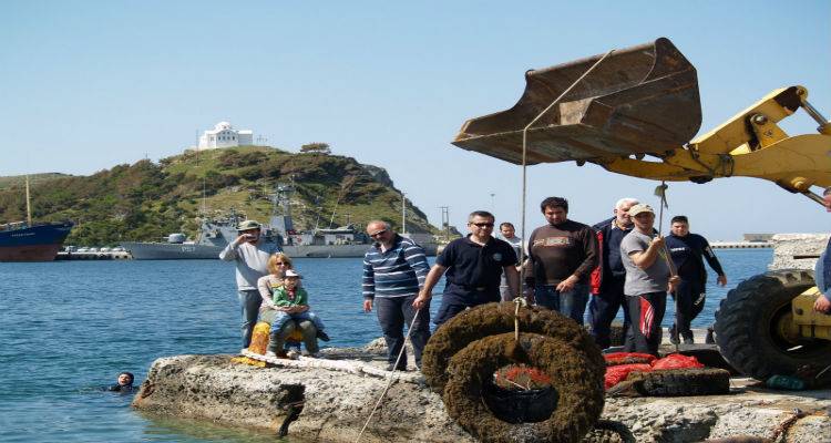 Σε καθαρισμό του βυθού στο αλιευτικό καταφύγιο της Μύρινας προχωρά το Λιμεναρχείο