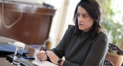 &Kappa;&epsilon;&rho;&alpha;&mu;έ&omega;&sigmaf;: &Sigma;&epsilon;&nu;ά&rho;&iota;&alpha; &gamma;&iota;&alpha; &pi;&alpha;&rho;ά&tau;&alpha;&sigma;&eta; &tau;&eta;&sigmaf; &sigma;&chi;&omicron;&lambda;&iota;&kappa;ή&sigmaf; &chi;&rho;&omicron;&nu;&iota;ά&sigmaf; | &Epsilon;&xi;&epsilon;&tau;ά&zeta;&epsilon;&tau;&alpha;&iota; &eta; &mu;&epsilon;ί&omega;&sigma;&eta; ύ&lambda;&eta;&sigmaf;, &tau;&iota; &theta;&alpha; &gamma;ί&nu;&epsilon;&iota; &mu;&epsilon; &tau;&iota;&sigmaf; &Pi;&alpha;&nu;&epsilon;&lambda;&lambda;ή&nu;&iota;&epsilon;&sigmaf;