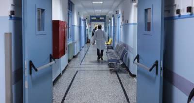 &Kappa;&omicron;&rho;&omega;&nu;&omicron;ϊό&sigmaf;: &Sigma;&tau;&omicron;&upsilon;&sigmaf; 123 &omicron;&iota; &nu;&epsilon;&kappa;&rho;&omicron;ί | &Kappa;&alpha;&tau;έ&lambda;&eta;&xi;&alpha;&nu; &delta;ύ&omicron; ά&nu;&delta;&rho;&epsilon;&sigmaf; &tau;&alpha; &xi;&eta;&mu;&epsilon;&rho;ώ&mu;&alpha;&tau;&alpha;