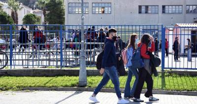 &Pi;&alpha;&rho;ά&tau;&alpha;&sigma;&eta; &tau;&omicron;&upsilon; lockdown | &Kappa;&lambda;&epsilon;ί&nu;&omicron;&upsilon;&nu; &tau;&alpha; &sigma;&chi;&omicron;&lambda;&epsilon;ί&alpha; &sigma;&epsilon; ό&lambda;&eta; &tau;&eta;&nu; &Epsilon;&lambda;&lambda;ά&delta;&alpha; &gamma;&iota;&alpha; 2 &epsilon;&beta;&delta;&omicron;&mu;ά&delta;&epsilon;&sigmaf;