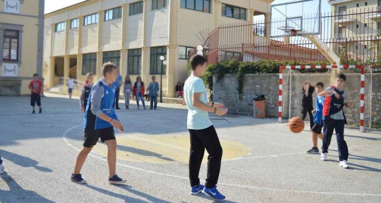 &Tau;&iota; &alpha;&lambda;&lambda;ά&zeta;&epsilon;&iota; &mu;&epsilon; &tau;&iota;&sigmaf; &alpha;&pi;&omicron;&upsilon;&sigma;ί&epsilon;&sigmaf; &sigma;&tau;&alpha; &sigma;&chi;&omicron;&lambda;&epsilon;ί&alpha;