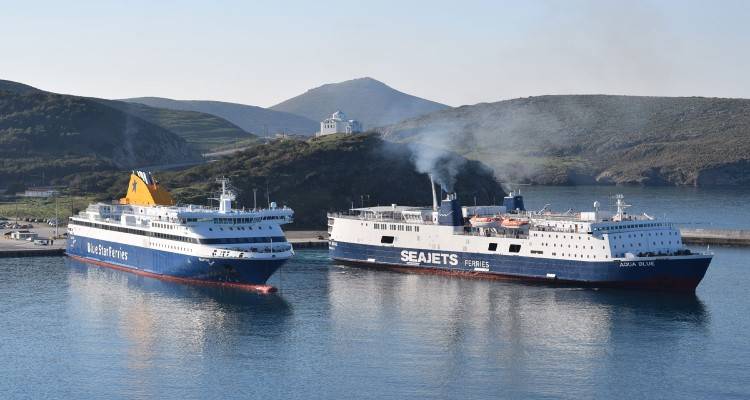 Δεμένα στα λιμάνια κρατά τα πλοία Aqua Blue και Myconos η απεργία της Π.Ν.Ο