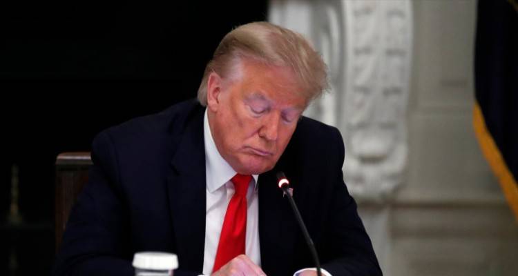 Ο Τραμπ απαντά για τις φήμες για την υγεία του: Δεν έχω Πάρκινσον, τα παπούτσια φταίνε για το περπάτημα