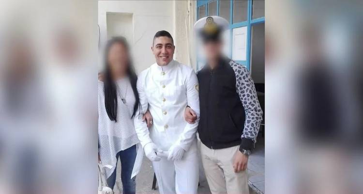 &Theta;ά&nu;&alpha;&tau;&omicron;&sigmaf; 29&chi;&rho;&omicron;&nu;&omicron;&upsilon; &lambda;&iota;&mu;&epsilon;&nu;&iota;&kappa;&omicron;ύ &sigma;&tau;&eta; &Lambda;έ&sigma;&beta;&omicron;: &laquo;&Kappa;ά&tau;&iota; έ&gamma;&iota;&nu;&epsilon; &tau;&epsilon;&lambda;&epsilon;&upsilon;&tau;&alpha;ί&alpha; &sigma;&tau;&iota;&gamma;&mu;ή&raquo;, &lambda;έ&epsilon;&iota; &eta; &sigma;ύ&zeta;&upsilon;&gamma;ό&sigmaf; &tau;&omicron;&upsilon;