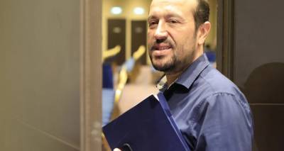 &Sigma;&Upsilon;&Rho;&Iota;&Zeta;&Alpha;: &Gamma;&iota;&alpha;&tau;ί &omicron; &Nu;ί&kappa;&omicron;&sigmaf; &Pi;&alpha;&pi;&pi;ά&sigmaf; &laquo;&kappa;&alpha;ί&epsilon;&iota;&raquo; &tau;&omicron; &sigma;&epsilon;&nu;ά&rho;&iota;&omicron; &Rho;ά&mu;&mu;&omicron;&upsilon; &kappa;&alpha;&iota; &sigma;&upsilon;&nu;&epsilon;&rho;&gamma;&alpha;&sigma;ί&alpha;&sigmaf; &mu;&epsilon; &tau;&eta; &Nu;έ&alpha; &Alpha;&rho;&iota;&sigma;&tau;&epsilon;&rho;ά