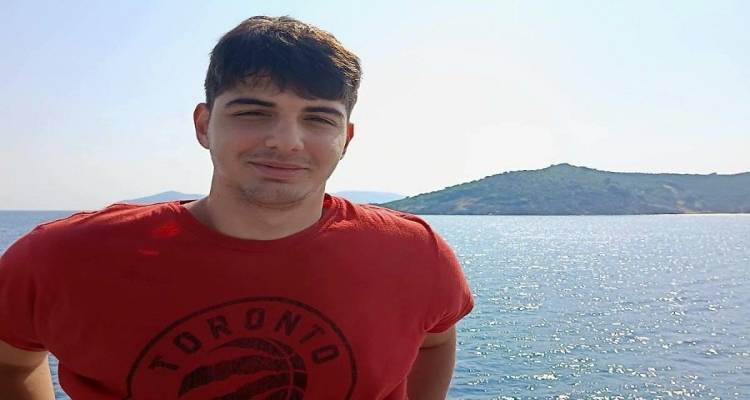 Έ&nu;&alpha; &delta;&iota;&kappa;ό &mu;&alpha;&sigmaf; &pi;&alpha;&iota;&delta;ί, &pi;&rho;ώ&tau;&omicron;&sigmaf; &kappa;&alpha;&iota; &alpha;&rho;&iota;&sigma;&tau;&omicron;ύ&chi;&omicron;&sigmaf; &sigma;&tau;&omicron; &Pi;&rho;ό&tau;&upsilon;&pi;&omicron; &Lambda;ύ&kappa;&epsilon;&iota;&omicron; &Theta;&epsilon;&sigma;&sigma;&alpha;&lambda;&omicron;&nu;ί&kappa;&eta;&sigmaf;