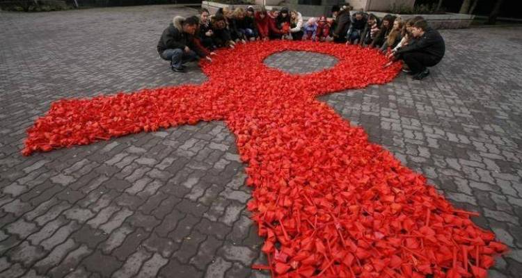 &Pi;&alpha;&gamma;&kappa;ό&sigma;&mu;&iota;&alpha; &Eta;&mu;έ&rho;&alpha; &Kappa;&alpha;&tau;ά &tau;&omicron;&upsilon; Aids: &Eta; &epsilon;&pi;&iota;&delta;&eta;&mu;ί&alpha;, &eta; &kappa;&alpha;&tau;ά&sigma;&tau;&alpha;&sigma;&eta; &sigma;&tau;&eta;&nu; &Epsilon;&lambda;&lambda;ά&delta;&alpha; &kappa;&alpha;&iota; &omicron;&iota; &nu;έ&epsilon;&sigmaf; &theta;&epsilon;&rho;&alpha;&pi;&epsilon;ί&epsilon;&sigmaf;