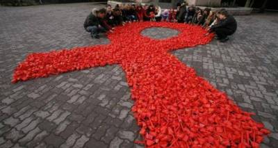 &Pi;&alpha;&gamma;&kappa;ό&sigma;&mu;&iota;&alpha; &Eta;&mu;έ&rho;&alpha; &Kappa;&alpha;&tau;ά &tau;&omicron;&upsilon; Aids: &Eta; &epsilon;&pi;&iota;&delta;&eta;&mu;ί&alpha;, &eta; &kappa;&alpha;&tau;ά&sigma;&tau;&alpha;&sigma;&eta; &sigma;&tau;&eta;&nu; &Epsilon;&lambda;&lambda;ά&delta;&alpha; &kappa;&alpha;&iota; &omicron;&iota; &nu;έ&epsilon;&sigmaf; &theta;&epsilon;&rho;&alpha;&pi;&epsilon;ί&epsilon;&sigmaf;