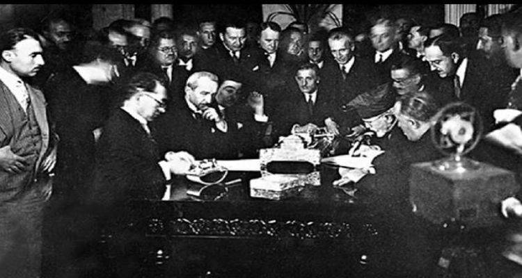&Sigma;&upsilon;&nu;&theta;ή&kappa;&eta; &tau;&eta;&sigmaf; &Lambda;&omega;&zeta;ά&nu;&nu;&eta;&sigmaf;: &Sigma;&alpha;&nu; &sigma;ή&mu;&epsilon;&rho;&alpha; &tau;&omicron; 1923 &eta; &Tau;&omicron;&upsilon;&rho;&kappa;ί&alpha; &alpha;&nu;&alpha;&gamma;&nu;ώ&rho;&iota;&sigma;&epsilon; &tau;&eta;&nu; &Epsilon;&lambda;&lambda;&eta;&nu;&iota;&kappa;ή &Kappa;&upsilon;&rho;&iota;&alpha;&rho;&chi;ί&alpha; &sigma;&tau;&eta; &Lambda;ή&mu;&nu;&omicron;