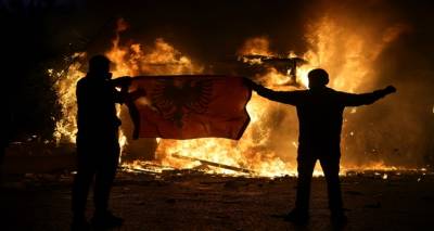 &Alpha;&lambda;&beta;&alpha;&nu;ί&alpha;: &Kappa;&lambda;&iota;&mu;&alpha;&kappa;ώ&nu;&omicron;&nu;&tau;&alpha;&iota; &omicron;&iota; &alpha;&nu;&tau;&iota;&kappa;&upsilon;&beta;&epsilon;&rho;&nu;&eta;&tau;&iota;&kappa;έ&sigmaf; &kappa;&iota;&nu;&eta;&tau;&omicron;&pi;&omicron;&iota;ή&sigma;&epsilon;&iota;&sigmaf; &sigma;&tau;&alpha; &Tau;ί&rho;&alpha;&nu;&alpha; | &laquo;&Delta;&epsilon;&nu; &pi;&alpha;&rho;&alpha;&iota;&tau;&omicron;ύ&mu;&alpha;&iota;&raquo; &lambda;έ&epsilon;&iota; &omicron; &Rho;ά&mu;&alpha;