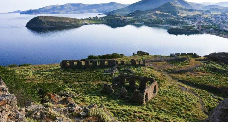 &Eta; &Lambda;ή&mu;&nu;&omicron;&sigmaf; &laquo;&pi;&alpha;ί&zeta;&epsilon;&iota;&raquo; &psi;&eta;&lambda;ά &sigma;&tau;&omicron; &laquo;&chi;&rho;&eta;&mu;&alpha;&tau;&iota;&sigma;&tau;ή&rho;&iota;&omicron;&raquo; &tau;&omega;&nu; &phi;&epsilon;&tau;&iota;&nu;ώ&nu; &delta;&iota;&alpha;&kappa;&omicron;&pi;ώ&nu;