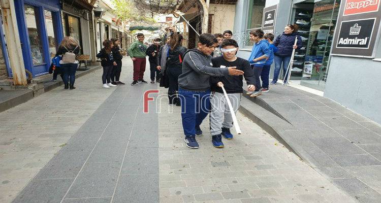 Σπουδαίο το σημερινό μάθημα στο 1ο Δημοτικό της Μύρινας | Προσομοίωση αναπηρίας από τους μαθητές (photos)