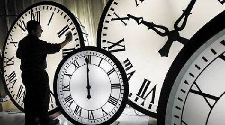 &Alpha;&lambda;&lambda;ά&zeta;&epsilon;&iota; &eta; ώ&rho;&alpha; &tau;&eta;&nu; &Kappa;&upsilon;&rho;&iota;&alpha;&kappa;ή | &Mu;ί&alpha; ώ&rho;&alpha; &pi;ί&sigma;&omega; &omicron;&iota; &delta;&epsilon;ί&kappa;&tau;&epsilon;&sigmaf;