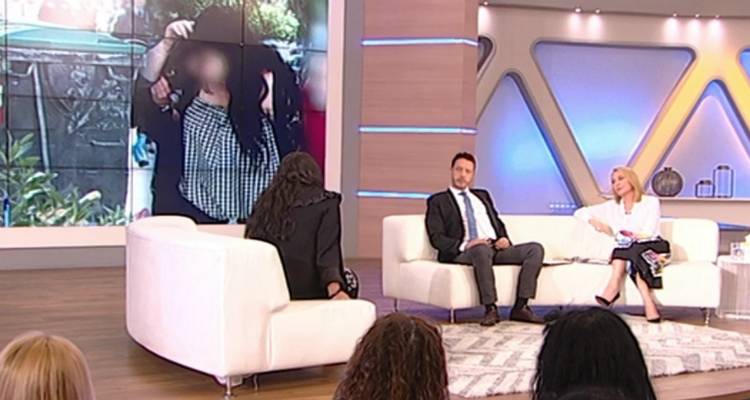 19&chi;&rho;&omicron;&nu;&eta; &pi;&alpha;&iota;&delta;&omicron;&kappa;&tau;ό&nu;&omicron;&sigmaf; &alpha;&pi;ό &tau;&eta;&nu; &Pi;&epsilon;&tau;&rho;&omicron;ύ&pi;&omicron;&lambda;&eta;: &laquo;&Zeta;&eta;&tau;ώ &sigma;&upsilon;&gamma;&gamma;&nu;ώ&mu;&eta;. &Nu;&iota;ώ&theta;&omega; &sigma;&alpha;&nu; &nu;&alpha; &mu;&eta;&nu; &sigma;&kappa;ό&tau;&omega;&sigma;&alpha; &epsilon;&gamma;ώ &tau;&omicron; &mu;&omega;&rho;ό &mu;&omicron;&upsilon;&raquo; (video)