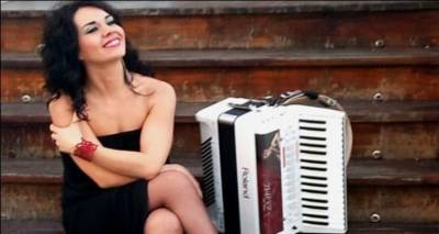 &Eta; &Zeta;&omega;ή &Tau;&eta;&gamma;&alpha;&nu;&omicron;ύ&rho;&iota;&alpha; &alpha;&pi;&omicron;&kappa;&alpha;&lambda;ύ&pi;&tau;&epsilon;&tau;&alpha;&iota; &sigma;&tau;&omicron;&nu; FM 100 &pi;&rho;&iota;&nu; &tau;&eta; &laquo;&beta;ό&lambda;&tau;&alpha; &sigma;&tau;&omicron; &phi;&epsilon;&gamma;&gamma;ά&rho;&iota;&raquo; (mp3)