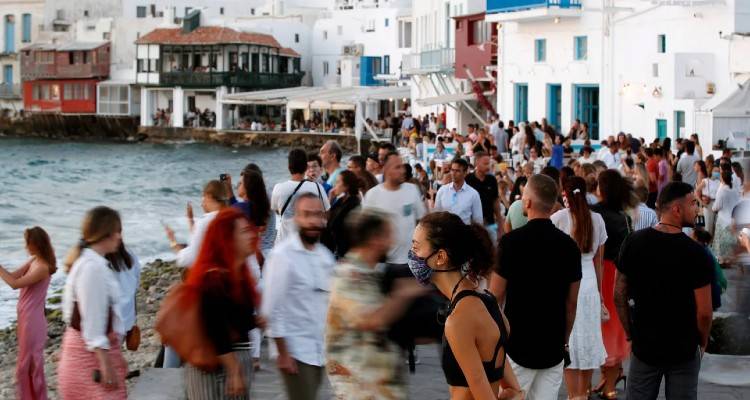 Κορωνοϊός: Ενα βήμα πριν από τα νέα μέτρα σε έξι τουριστικές περιοχές