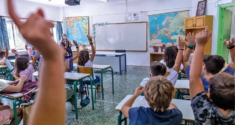 Κεραμέως: Ποινικές ευθύνες για αρνητές γονείς που κρατούν τα παιδιά τους μακριά από τα σχολεία