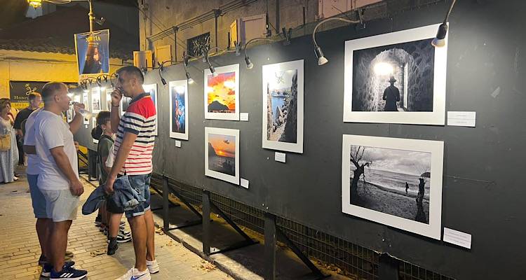 &Lambda;ή&mu;&nu;&omicron;&sigmaf;: &Phi;&omega;&sigmaf; &kappa;&alpha;&iota; &Sigma;&kappa;&iota;ά&raquo; | &Xi;&epsilon;&kappa;ί&nu;&eta;&sigma;&epsilon; &sigma;ή&mu;&epsilon;&rho;&alpha; &eta; &phi;&omega;&tau;&omicron;&gamma;&rho;&alpha;&phi;&iota;&kappa;ή έ&kappa;&theta;&epsilon;&sigma;&eta; &tau;&eta;&sigmaf; &Phi;&omega;&tau;&omicron;&gamma;&rho;&alpha;&phi;&iota;&kappa;ή&sigmaf; &Omicron;&mu;ά&delta;&alpha;&sigmaf; &Lambda;ή&mu;&nu;&omicron;&upsilon; (Photos +Video)