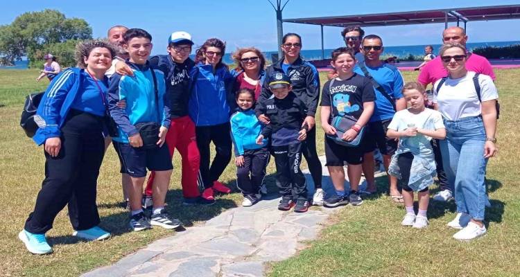 &Tau;&rho;&epsilon;&iota;&sigmaf; ά&mu;&epsilon;&sigma;&epsilon;&sigmaf; &pi;&rho;&omicron;&tau;&epsilon;&rho;&alpha;&iota;ό&tau;&eta;&tau;&epsilon;&sigmaf; &theta;έ&tau;&epsilon;&iota; &tau;&omicron; &tau;&mu;ή&mu;&alpha; &Sigma;&tau;ί&beta;&omicron;&upsilon; &Alpha;&mu;&epsilon;&Alpha; &tau;&eta;&sigmaf; &Alpha;.&Epsilon;. &Lambda;ή&mu;&nu;&omicron;&upsilon; &gamma;&iota;&alpha; &tau;&eta; &sigma;&tau;ή&rho;&iota;&xi;&eta; &tau;&omega;&nu; &alpha;&theta;&lambda;&eta;&tau;ώ&nu; &tau;&omicron;&upsilon;