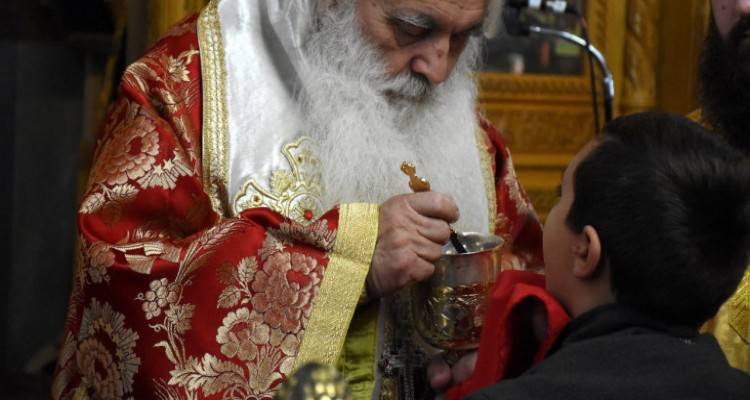 Εθνική Επιτροπή Δημόσιας Υγείας: Ο κορωνοϊός μεταδίδεται και με το σάλιο και με το κουταλάκι