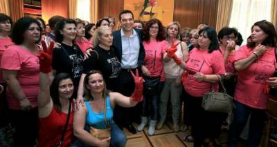 Focus: &Eta; &epsilon;&lambda;&lambda;&eta;&nu;&iota;&kappa;ή &kappa;&upsilon;&beta;έ&rho;&nu;&eta;&sigma;&eta; &delta;&iota;&omicron;&rho;ί&zeta;&epsilon;&iota; &laquo;&sigma;&upsilon;&gamma;&gamma;&epsilon;&nu;&epsilon;ί&sigmaf; &kappa;&alpha;&iota; &phi;ί&lambda;&omicron;&upsilon;&sigmaf;&raquo;