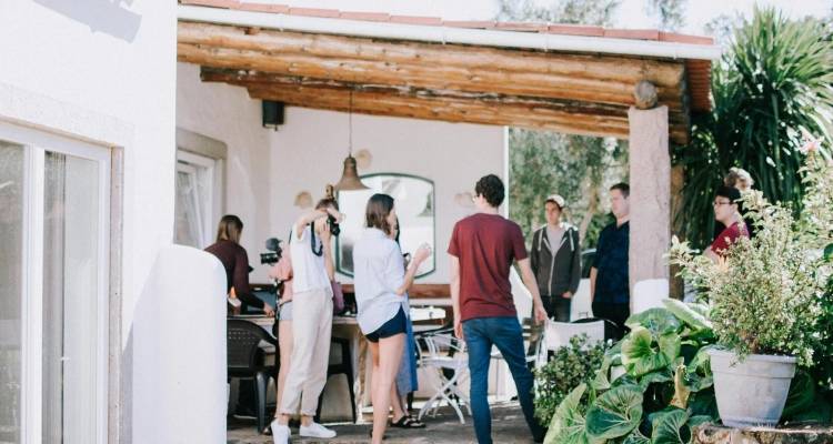 Πού πήγε το παλιό, το «ορθόδοξο» σπιτικό πάρτι; -Οι λόγοι της ραγδαίας μείωσής τους -Τι κάνουν οι νέοι σήμερα