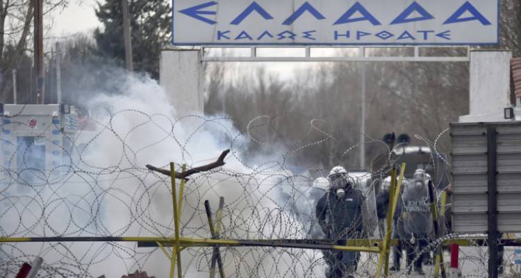 Εβρος: Επεισόδια με χημικά και πετροπόλεμο στις Καστανιές | Τραυματίστηκε αστυνομικός στο πρόσωπο [βίντεο]