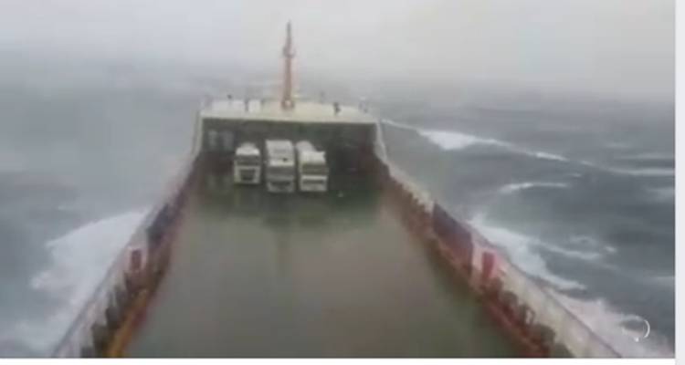 Λήμνος: Βίντεο που «κόβει» την ανάσα | Πλοίο παλεύει με τεράστια κύματα