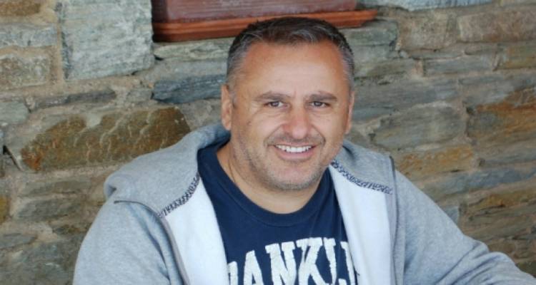 &Sigma;&tau;&eta; &Lambda;ή&mu;&nu;&omicron; &gamma;&iota;&alpha; &delta;&iota;&alpha;&kappa;&omicron;&pi;έ&sigmaf; &omicron; &epsilon;&kappa;&delta;ό&tau;&eta;&sigmaf; &Alpha;&nu;&tau;ώ&nu;&eta;&sigmaf; &Delta;&epsilon;&lambda;&lambda;&alpha;&tau;ό&lambda;&alpha;&sigmaf;