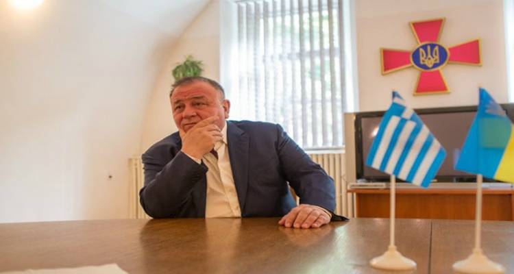 &Omicron; &Pi;&alpha;&nu;&tau;&epsilon;&lambda;ή&sigmaf; &Mu;&pi;&omicron;ύ&mu;&pi;&omicron;&upsilon;&rho;&alpha;&sigmaf; &omicron;&mu;&iota;&lambda;&eta;&tau;ή&sigmaf; &sigma;&epsilon; &omicron;&iota;&kappa;&omicron;&nu;&omicron;&mu;&iota;&kappa;ό &sigma;&upsilon;&nu;έ&delta;&rho;&iota;&omicron; &sigma;&tau;&eta; &Phi;&rho;&alpha;&nu;&kappa;&phi;&omicron;ύ&rho;&tau;&eta;