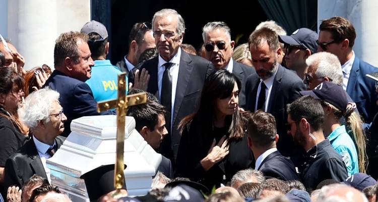 Σε κλίμα βαθιάς οδύνης το τελευταίο αντίο στη Λένα Σαμαρά