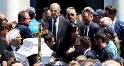 Σε κλίμα βαθιάς οδύνης το τελευταίο αντίο στη Λένα Σαμαρά