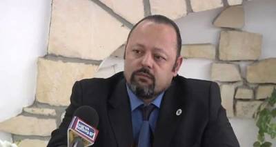 &Sigma;&tau;&eta; &phi;&upsilon;&lambda;&alpha;&kappa;ή &omicron; &Sigma;ώ&rho;&rho;&alpha;&sigmaf;: 8 &chi;&rho;ό&nu;&iota;&alpha; &kappa;ά&theta;&epsilon;&iota;&rho;&xi;&eta; &chi;&omega;&rho;ί&sigmaf; &alpha;&nu;&alpha;&sigma;&tau;&omicron;&lambda;ή &kappa;&alpha;&iota; 5 &chi;&rho;ό&nu;&iota;&alpha; &sigma;&tau;έ&rho;&eta;&sigma;&eta; &pi;&omicron;&lambda;&iota;&tau;&iota;&kappa;ώ&nu; &delta;&iota;&kappa;&alpha;&iota;&omega;&mu;ά&tau;&omega;&nu;